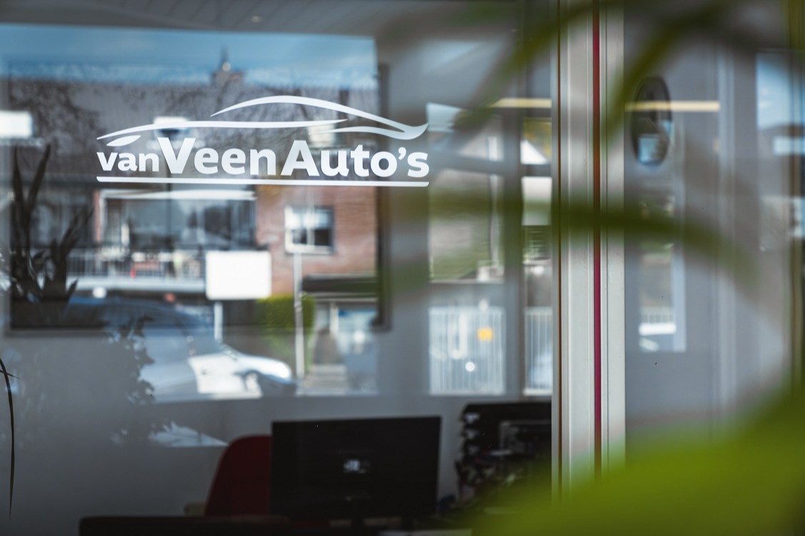Subpage Details Top Image Receptionist. | Van Veen Auto's 